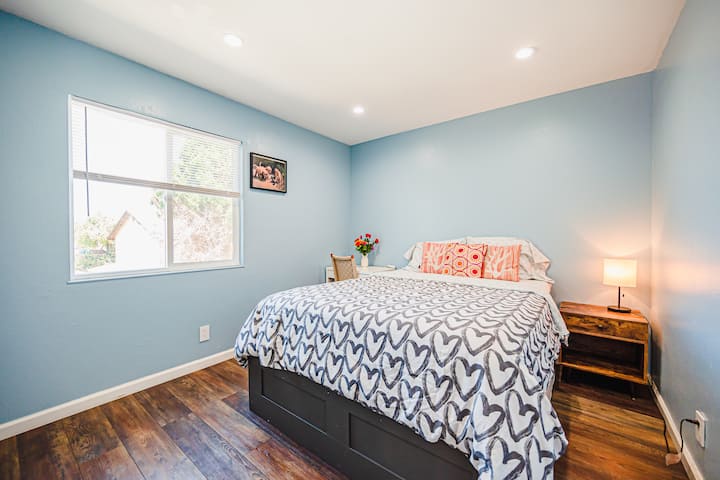 Ზემოთ საძინებელი (სამიდან ორი)