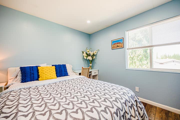 Ზემოთ საძინებელი (სამიდან ერთ-ერთი)