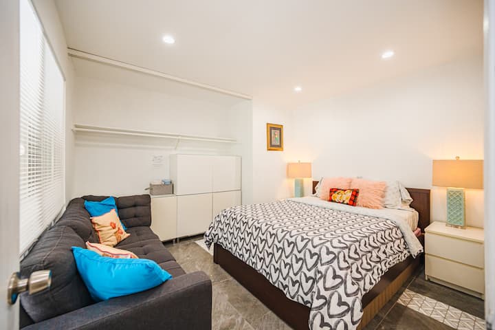 Ქვედა საძინებელი საკმარისი სათავსოებით 