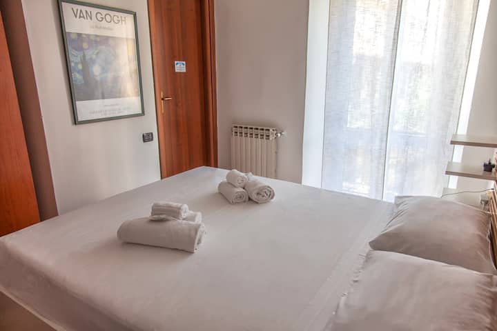 La nostra camera de letto con affaccio sul tranquillo e silenzioso cortile interno ti permetterà di riposare e dormire serenamente
