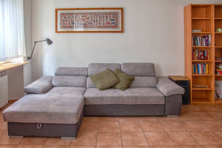 Il nostro comodo divano letto si apre per diventare un ampio letto matrimoniale. 
Per 2 persone, prepariamo solo il letto matrimoniale ma se desiderate dormire separati, scrivimelo subito in chat dopo aver prenotato.