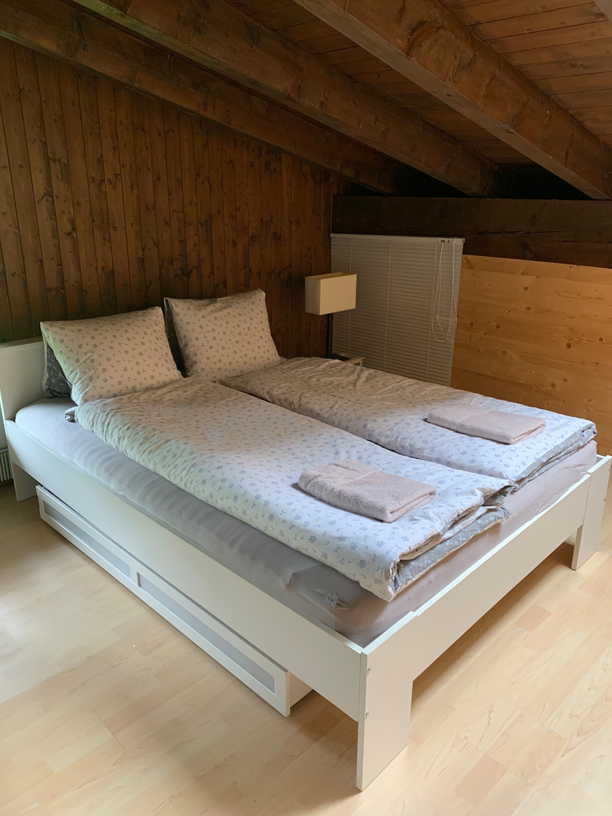 غرفة النوم في المعرض
مع  سرير مزدوج متوسط الحجم. مظلم متاح.