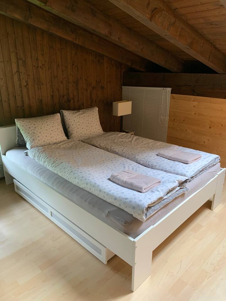 Habitación en galería
con  cama doble tamaño queen. oscurecimiento disponible.