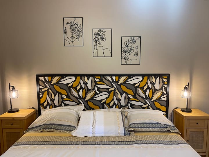 חדר שינה ממוזג עם מיטת קינג סייז 180 X ‏200