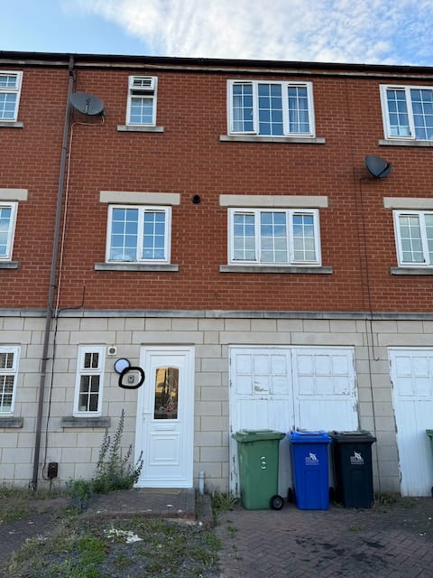 3 Floors Sleeps14 | 3 Baths | Parking Grimsby Clee