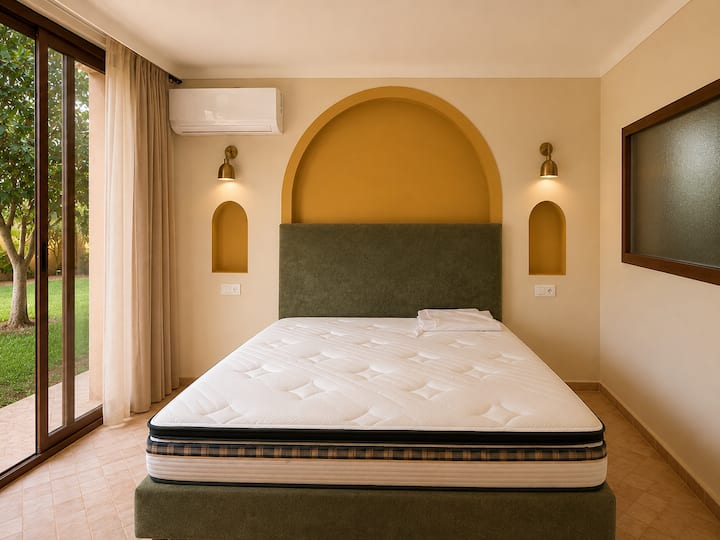 Suite Amarilla «Asfar» de 15 m² contigua a la villa, con entrada desde el jardín, cama tamaño queen y baño abierto con regadera italiana