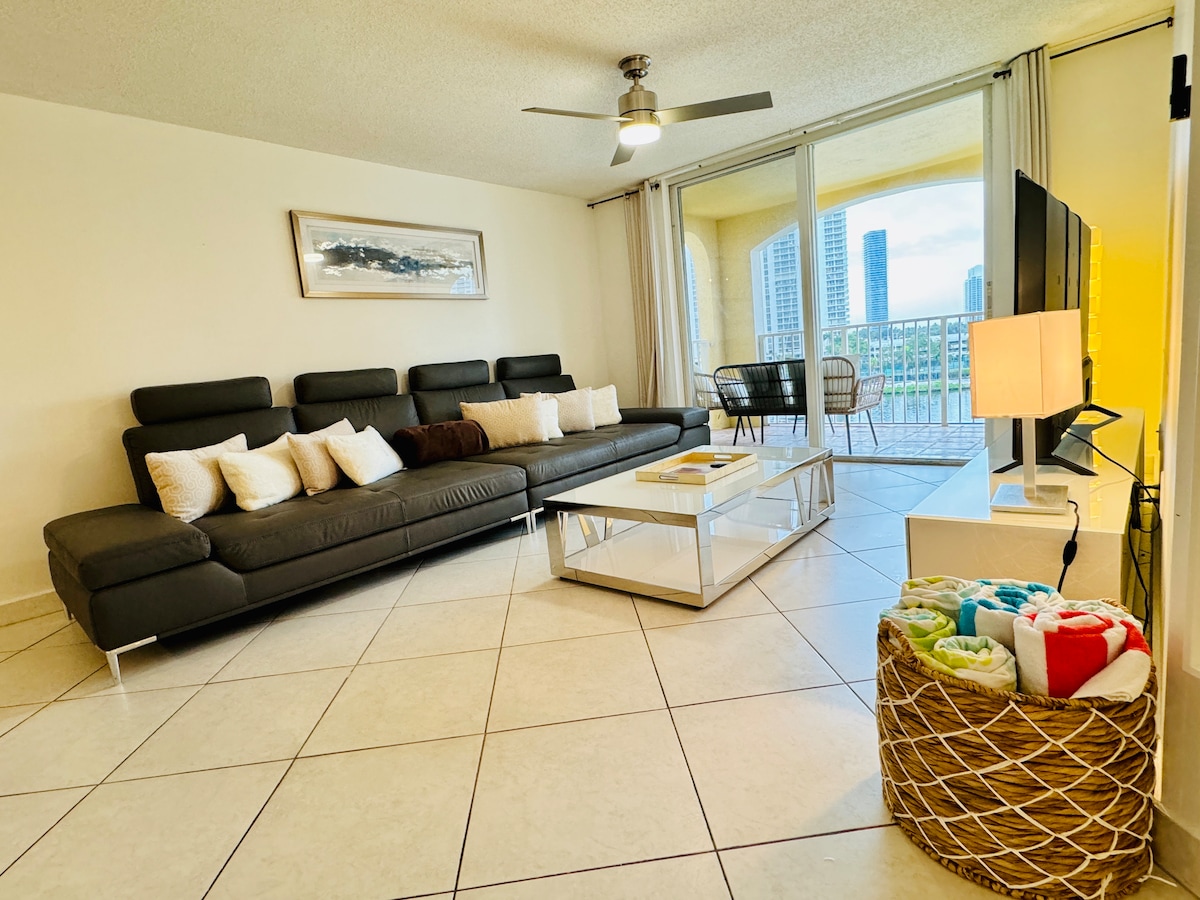 Successful Airbnb property: Luxury-equipped, 3beds/2bath with Yacht views in Aventura