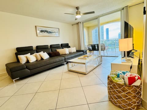 Successful Airbnb property: Luxury-equipped, 3beds/2bath with Yacht views in Aventura
