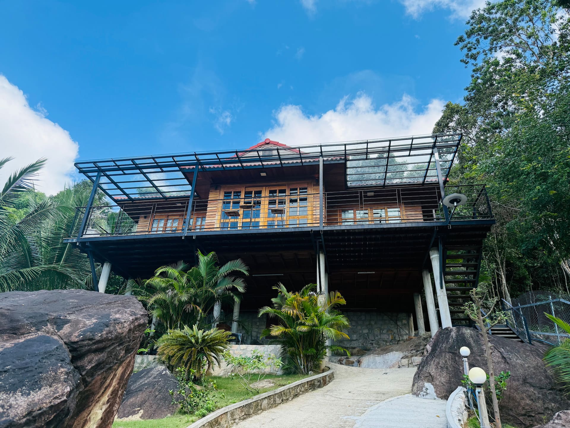 Ong Vinh House - Living among nature !