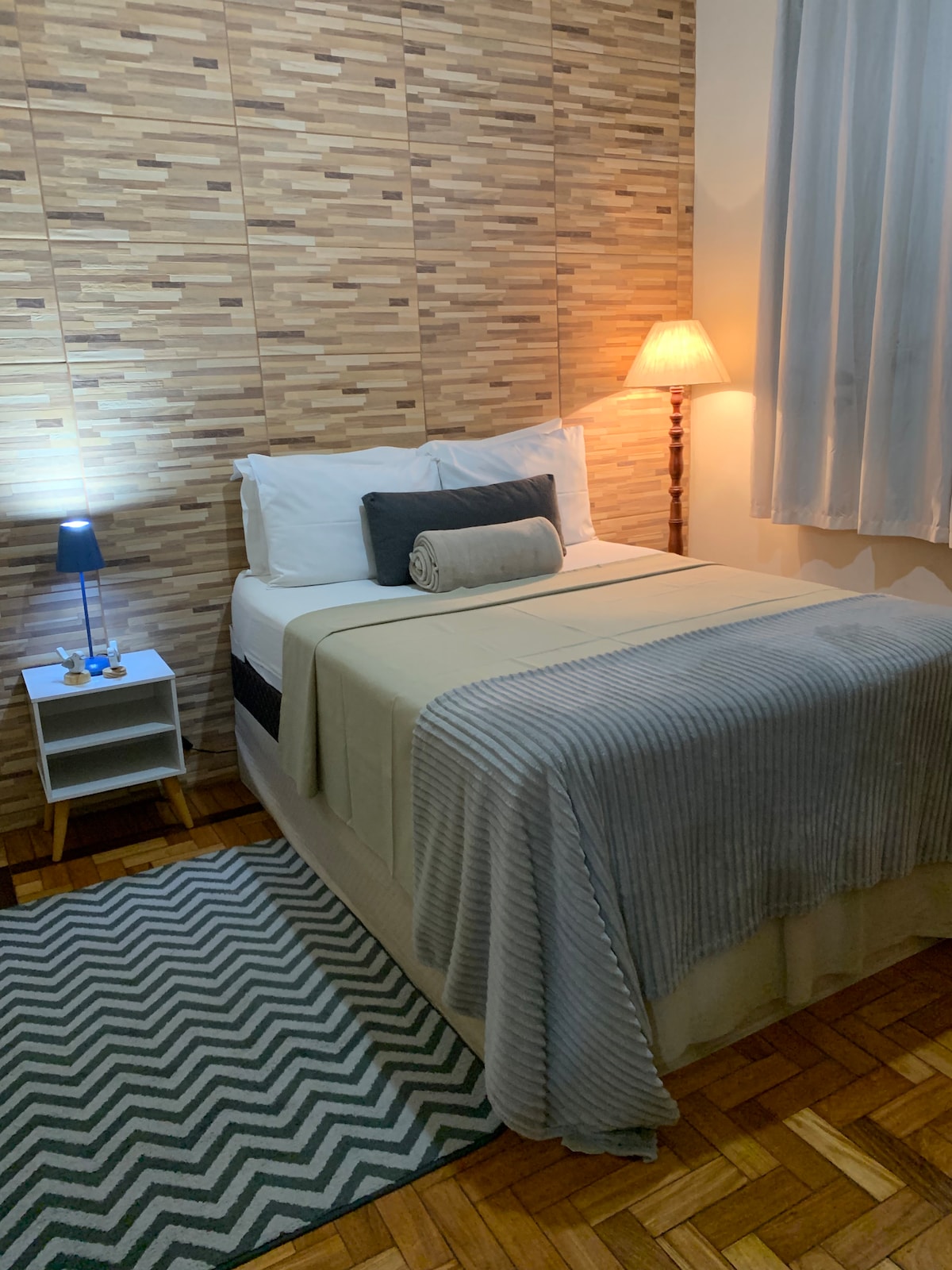 Საძინებელი 2 - ფართო ოთახი კომფორტული ორადგილიანი საწოლით,  კონდიციონერი, ჭერის ვენტილატორი, შავი ფარდა, მაკაოს ტიპის კარადა საკიდებით, ბარგის საკიდი,  სარკე და დეკორი.