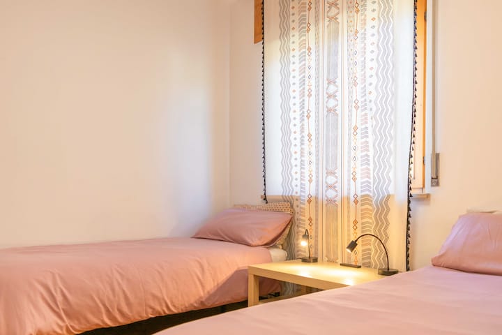 Habitación doble con vistas a la vegetación de los jardines y bosques circundantes. Habitación muy tranquila con un armario grande