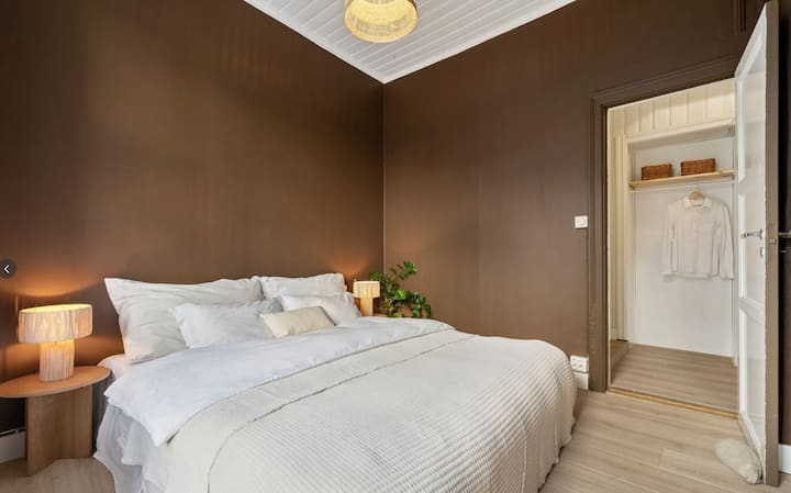 Dormitorio principal con balcón.