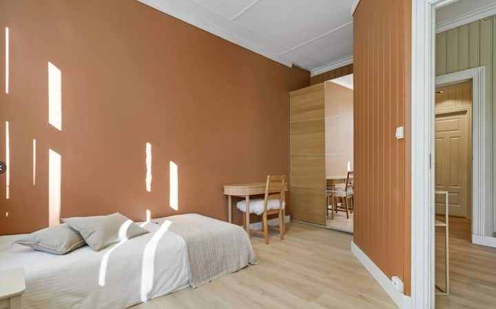 Dormitorio con 2 armarios.