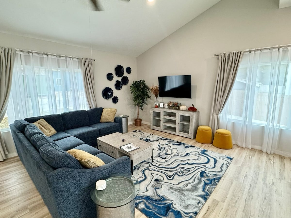 Dnevni boravak Heron House ugodno je utočište, savršeno za opuštanje. S plišanim sjedalima, blagim osvjetljenjem i uređenjem inspiriranim jezerom pruža vrhunsku udobnost za opuštanje, bilo da uživate u obiteljskom vremenu ili se jednostavno izležavate nakon dana provedenog na jezeru.