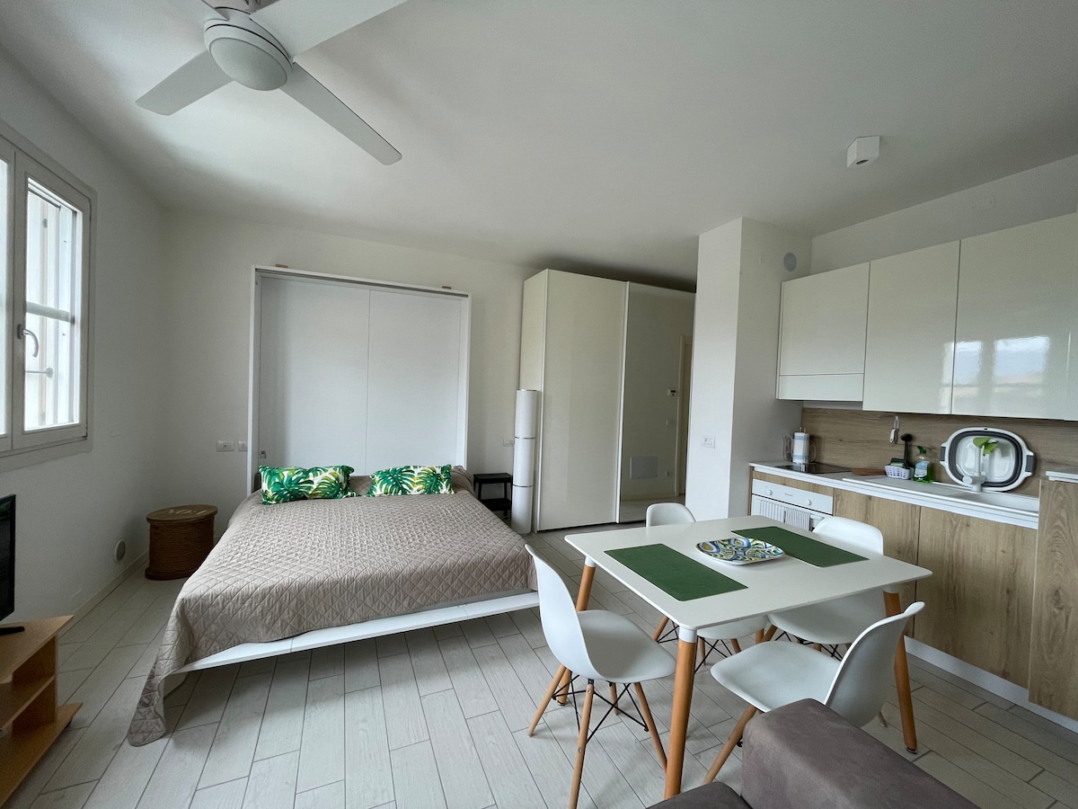 เตียงมีฟูกนอนขนาด 1.60 x 2.00 เมตร สามารถปิดได้หากต้องการที่พักมากขึ้นในช่วงกลางวัน 