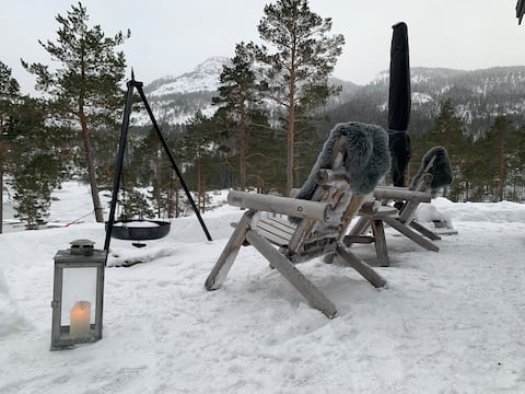 Small and cozy cottage between mountains and lake