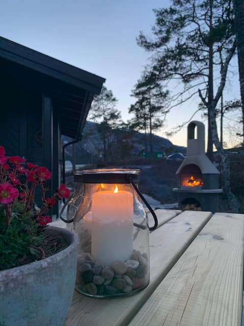 Small and cozy cabin between mountains and lake