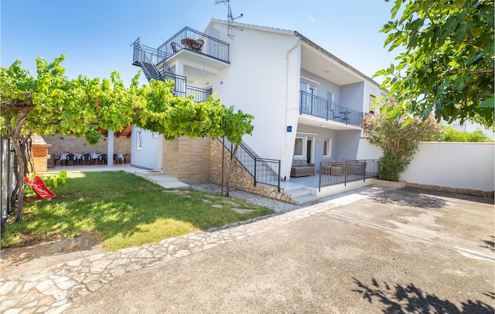 3 Bedroom Stunning Apartment In Medulin - Medulin