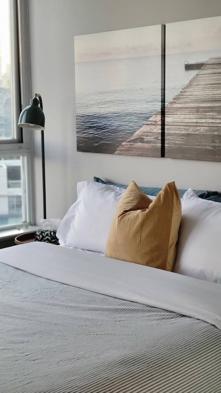 המזרן והכריות הקטיפה הופכים את ההירדמות לקלה.