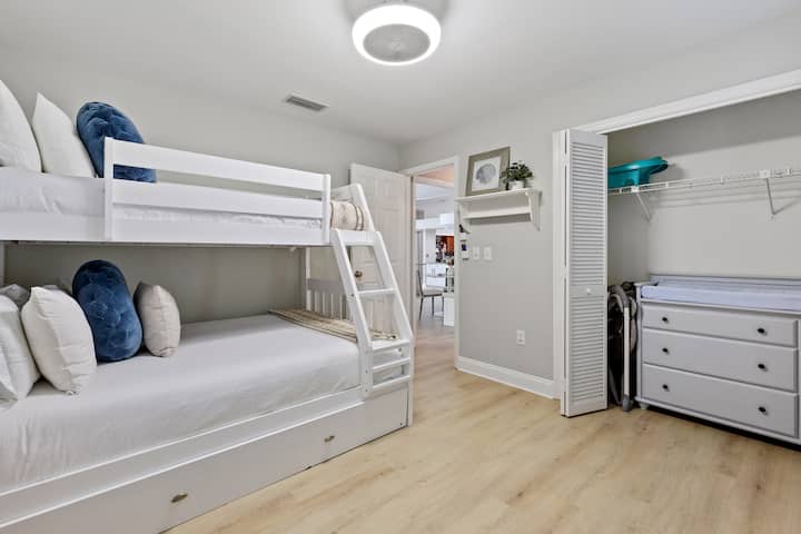 غرفة نوم ثالثة مع سرير مزدوج فوق سرير بطابقين كاملين وسرير فردي منزلق. تغيير أدراج الطاولة/خزانة الملابس. Pac n play، كرسي مرتفع مخزن في خزانة 