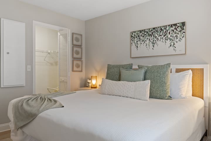 غرفة نوم ثانية بسرير كينج مع خزانة ملابس 