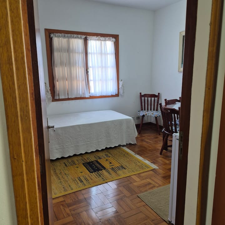 Suite 4 Espaçosa. No Centro Do Capivari. - Campos do Jordão