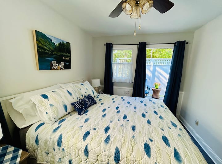 غرفة نوم بحجم كوين مع سطح خاص صغير.