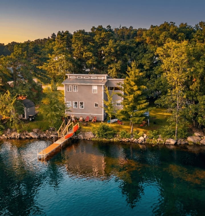 The Loons' Nest: Lakefront oasis w/ hottub