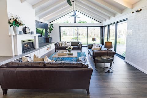 Whitevale Luxury Estate Pool Spa