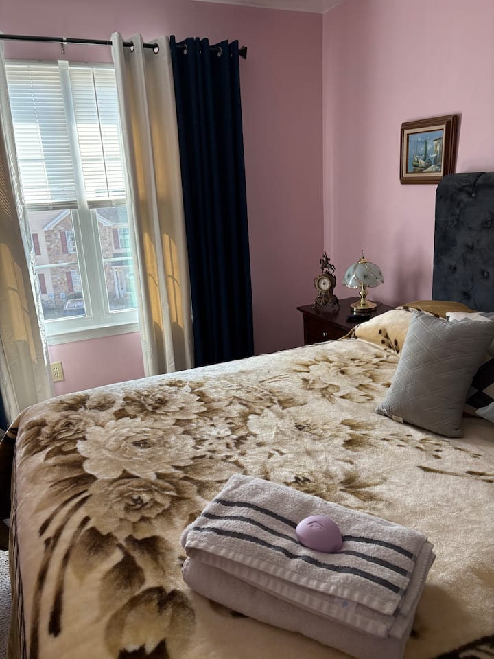 Куин ново легло и нов матрак. Осигурени са чаршафи и одеяла, които са спокойни .