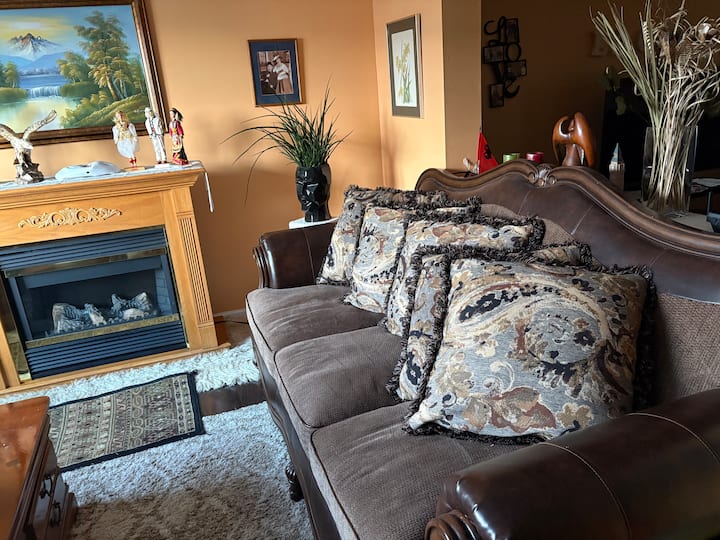 Това е всекидневна с камина. Приятно е за четене на книги и много удобни дивани.