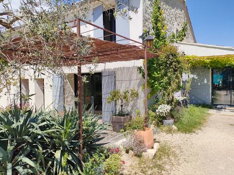 Large family-friendly and convivial farmhouse tastefully renovated