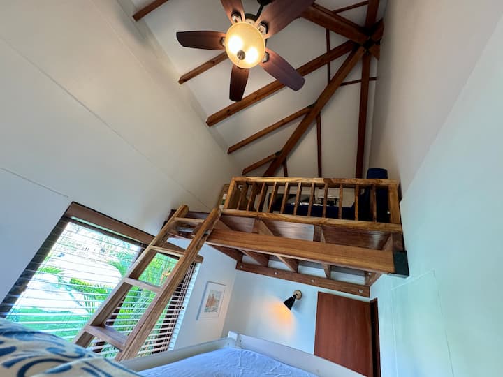 Upozorňujeme, že spálňa 4 má v porovnaní s ostatnými menšiu stopu. Rozmery sú približne 8 stôp x 10 stôp. Nachádza sa tu podkrovie na 2. poschodí s rozmermi 6,5 stôp x 6,5 stôp. Podkrovie na 2. poschodí má rozkladací gauč s manželskou posteľou, ktorý je vhodný pre deti.