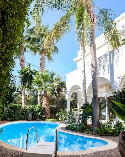 Stunning villa with private pool in Alimos Athens