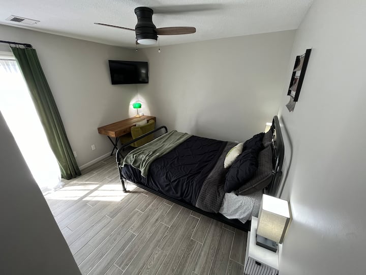 Двойно легло в свободна спалня, както и учебно помещение с директна връзка с интернет, ако желаете. Скринът се намира в огледалния килер, както и резервен комплект чаршафи. Завеси за филтриране на светлината и смарт телевизор в стаята. 