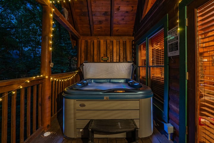 Cozy 2br Wood Cabin | Pet Friendly, Hot Tub, Games - 鴿子谷