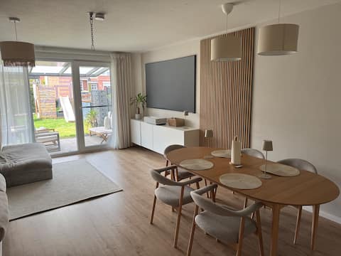 Modernes Messehaus 140 sqm, 2 Parking Spaces/3-5 Guests