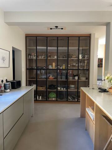 Beautiful home in a leafy suburb close to the city gallery image 5