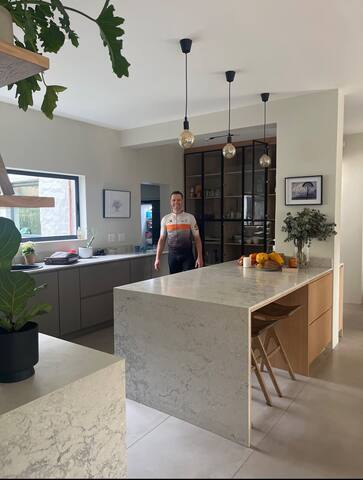 Beautiful home in a leafy suburb close to the city gallery image 3