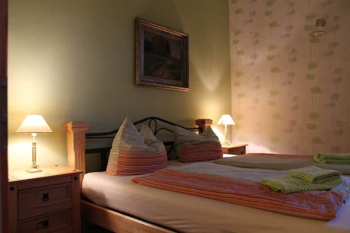 Schlafzimmer 1