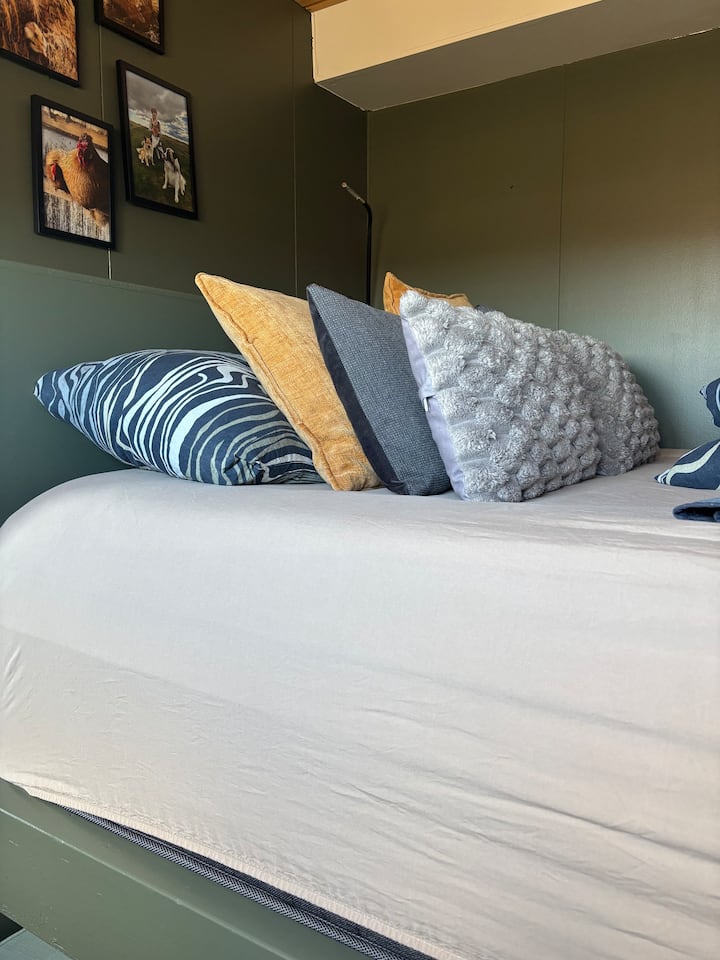 It’s a small dbl loftbed ( 140 cmx200 cm)
The bed is only accessible by one side 