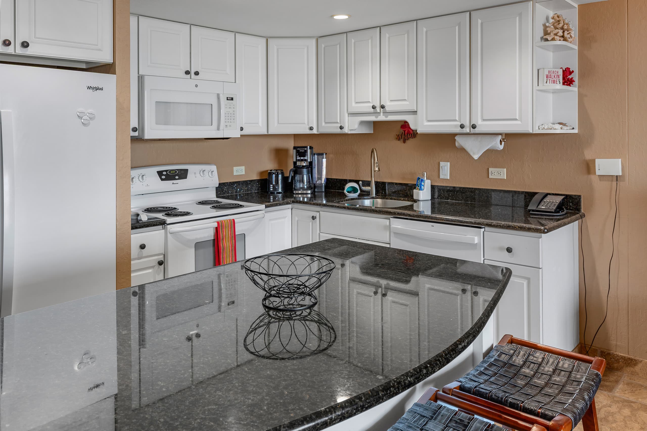Condo in Lahaina · ★4.9 · 1 bedroom · 3 beds · 1 bath - Image 10