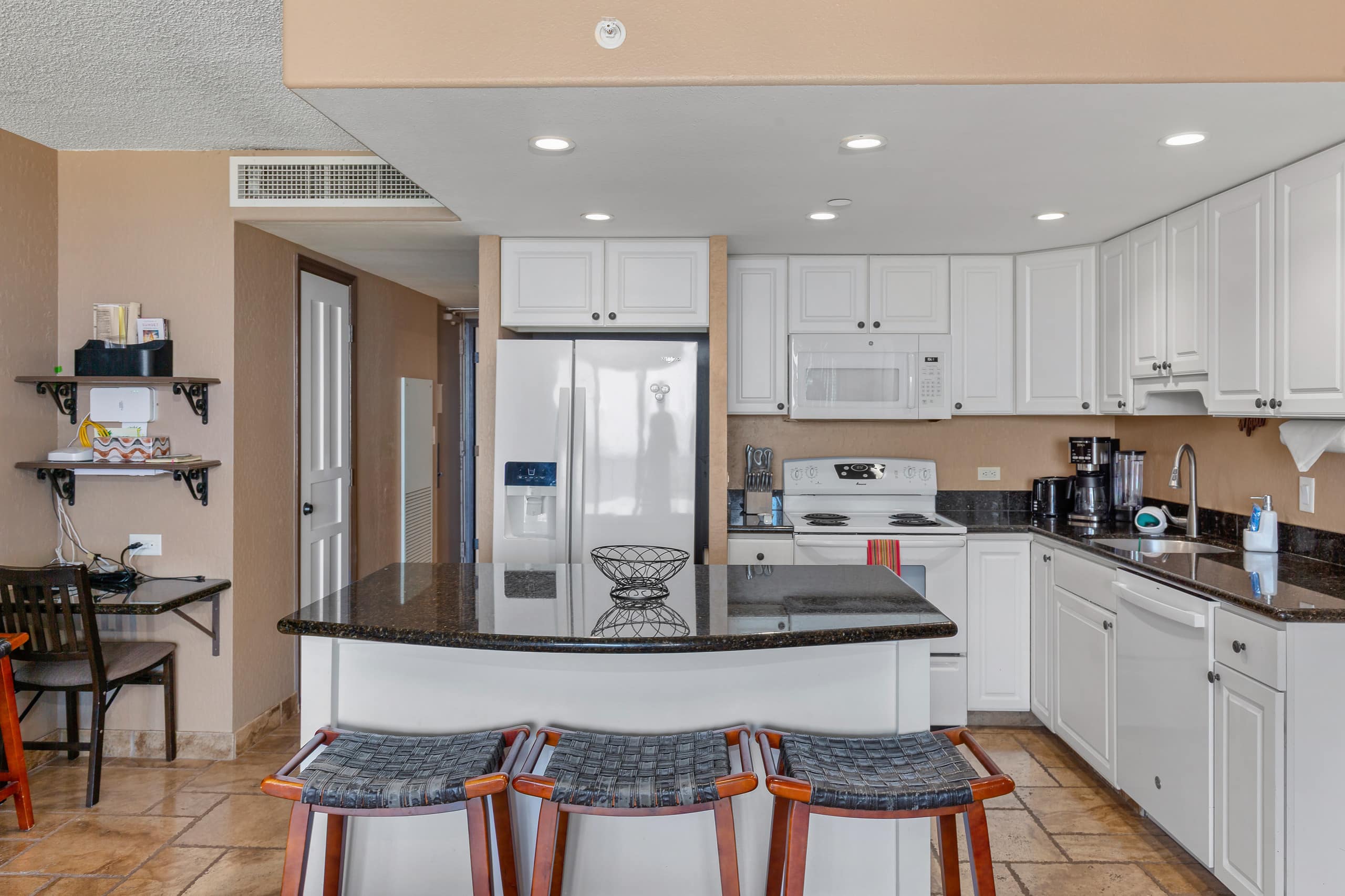 Condo in Lahaina · ★4.9 · 1 bedroom · 3 beds · 1 bath - Image 9