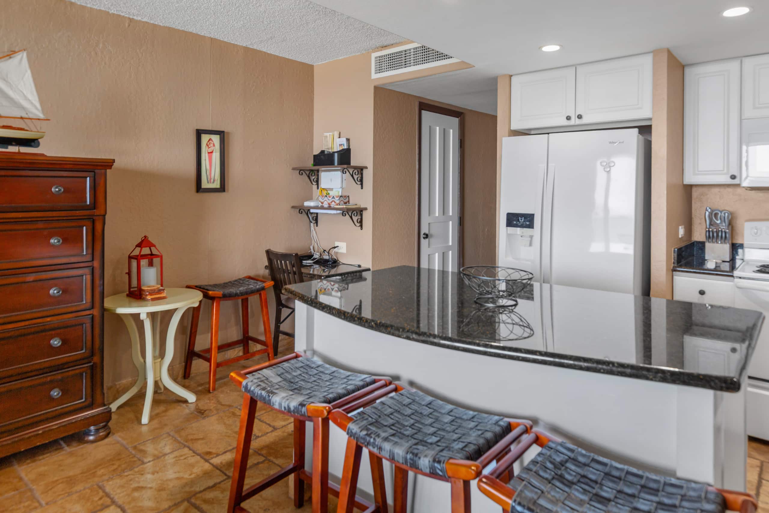 Condo in Lahaina · ★4.9 · 1 bedroom · 3 beds · 1 bath - Image 11