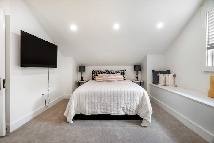 „Светла и привлекателна спалня на горния етаж, идеална за гости или семейство.“