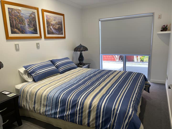 Საძინებელი 2. საწოლი დიდი ხნით. Საზიარო სააბაზანო 3 საძინებლით.