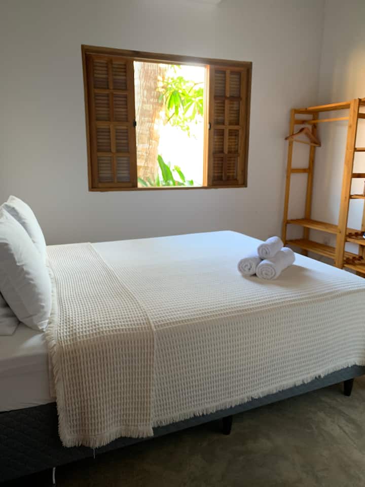 ห้องสวีทพร้อมเตียงควีนไซส์ เครื่องปรับอากาศพร้อมวิวลานระเบียง 