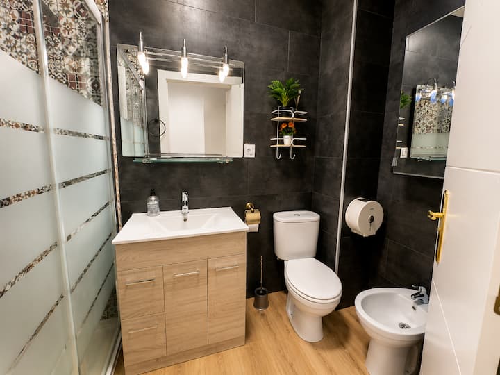 Baño del apartamento Argentina con lavabo y espejo