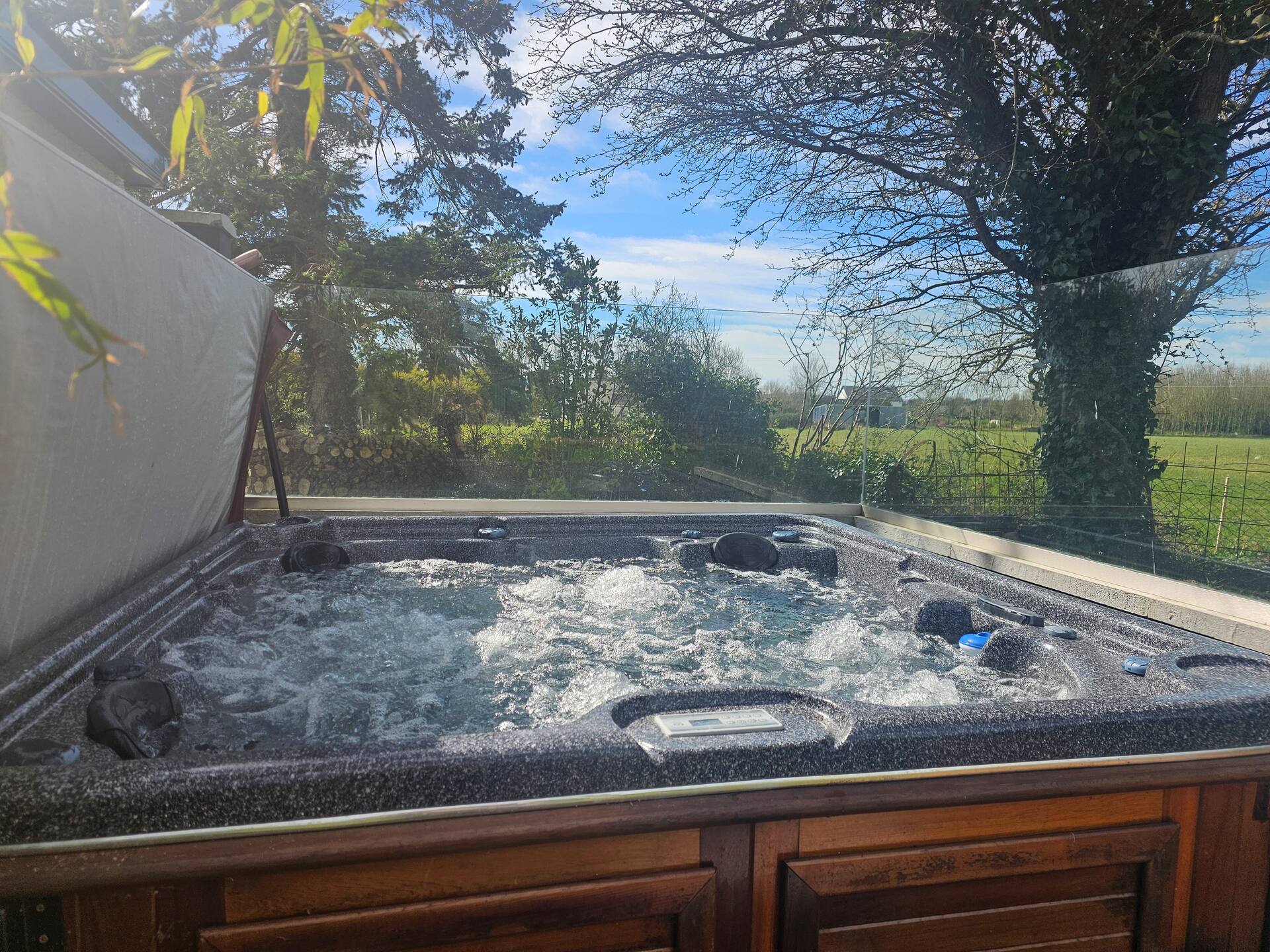 Contemporary Dublin Suite with hot tub-10 min drive to Dublin Airport