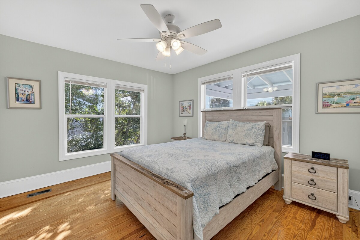 Ghorofa ya 1 ya Queen Bedroom iliyo na televisheni mahiri na feni ya dari iliyounganishwa na bafu la jack/jill inayotumiwa pamoja na chumba cha watoto